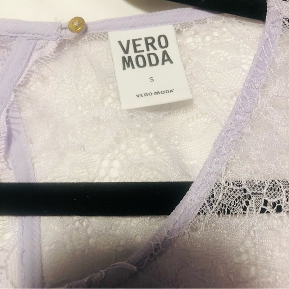 Vero Moda Small Lace Detail Dress in Soft Lavender Lined Chiffon - Picture 3 of 10